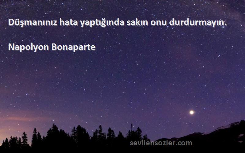 Napolyon Bonaparte - Düşmanınız hata yaptığında sakın onu durdurmayın.